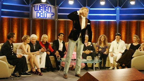 Bei der berühmten ZDF-Sendung "Wetten, dass...?" nahmen zahlreiche Gäste auf dem sechs Meter breiten Sofa von Möbeldesigner Rolf Benz Platz.