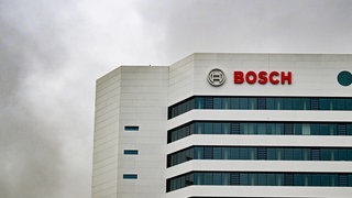 Dunkle Wolken über der Bosch-Zentrale in Gerlingen - der Gewinn des Konzerns ist erneut eingebrochen (Archivbild)