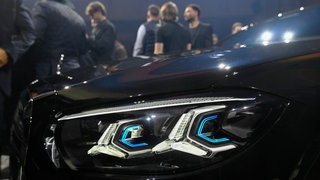 Das Bild zeigt den Scheinwerfer der neuen S-Klasse von Mercedes-Benz.