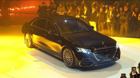Das Bild zeigt ein Fahrzeug der neu überarbeiteten S-Klasse von Mercedes-Benz.
