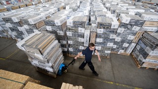 Notbetten in einem Lager für Notfälle des Bevölkerungsschutzes des Landratsamtes Ludwigsburg (Symbolbid)