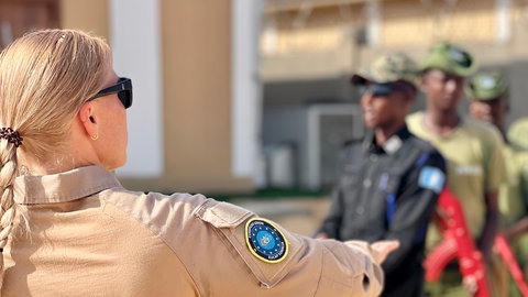 Linda Schulz gibt Anweisungen an ihre Polizeischüler in Somalia.