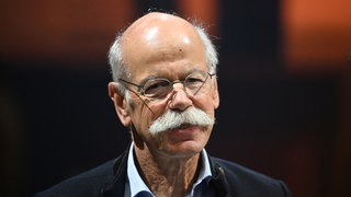 Dieter Zetsche, ehemaliger Vorstandsvorsitzender der Daimler AG, wird am Dienstag vor Gericht zum Diesel-Streit befragt.