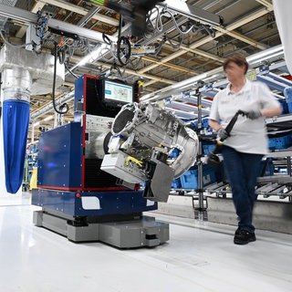 Eine Mitarbeiterin von ZF Friedrichshafen an einer Montagelinie