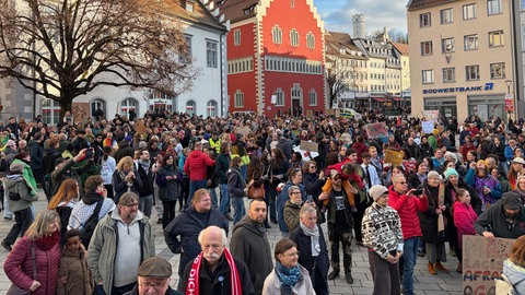 Demonstranten bei der Demo "Laut gegen Rechts" in Ravensburg.