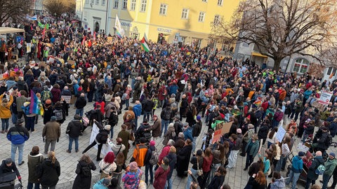 Demonstranten bei der Demo "Laut gegen Rechts" in Ravensburg.