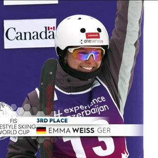 Freestyle Skiakrobatin Emma Weiß auf dem Podest