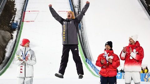Es ist die Sensation: Der Skispringer Philipp Raimund hat am Montagabend für Team Deutschland die zweite Goldmedaille gewonnen. Für den Sportler aus Göppingen ist es der Wettbewerb seines Lebens. Und wir starten mit dem Ticker des Lebens!