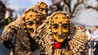 Narren nehmen an einem Umzug in Weil am Rhein teil. Die schwäbisch-allemanische Fastnacht erlebt in den nächsten Tagen ihren Höhepunkt.