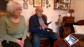 Die Großeltern von Emma Aicher verfolgen am Tablet den Wettkampf