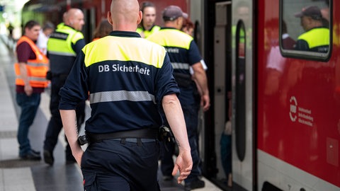 Mitarbeiter der DB Sicherheit an einem Bahnhof