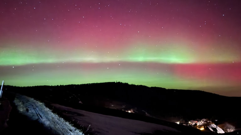 Polarlichter leuchten am Montagabend gegen 23 Uhr über Oberried-Hofsgrund am Schauinsland (Kreis Breisgau-Hochschwarzwald).