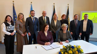 Die baden-württembergische Landesregierung und der Regierungsbezirk Lwiw bei der Unterzeichnung der Erklärung zu mehr wirtschaftlicher Zusammenarbeit.