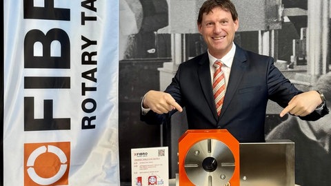 Dr. Heiko Asum mit einem Produkt aus der Orange Table-Serie: Der Maschinenbauer Fibro aus Weinsberg stellt sogenannte Rundtisch her, die weltweit verwendet werden -  wenn möglich in Zukunft auch in Produktionsanlagen in der Ukraine.