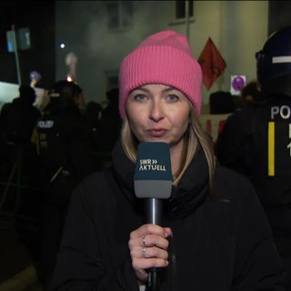SWR-Reporterin Sophie Geschke bei der Demo gegen eine AfD-Veranstaltung in Freiburg