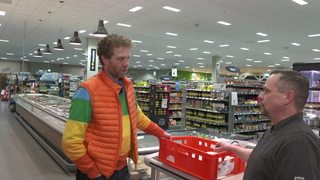 Schweinebauer Elmar Müller vermarktet sein Fleisch regional - Abnehmer ist unter anderem Edeka.