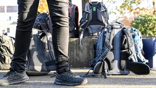 Ein Schüler steht auf einem Pausenhof vor Schulranzen. An Schulen steigt die Anzahl an rechtsextremen Vorfällen.