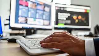 Ein Mitarbeiter des Cybercrime-Zentrums Baden-Württemberg sitzt an seinem Arbeitsplatz. 