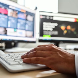 Ein Mitarbeiter des Cybercrime-Zentrums Baden-Württemberg sitzt an seinem Arbeitsplatz. 