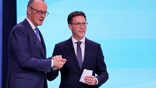 Bundeskanzler Friedrich Merz und Manuel Hagel (Landesvorsitzender CDU Baden-Wuerttemberg) geben sich am Parteitag der CDU Deutschland die Hand.
