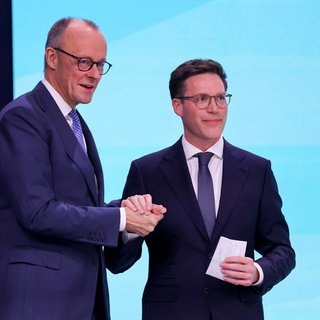 Bundeskanzler Friedrich Merz und Manuel Hagel (Landesvorsitzender CDU Baden-Wuerttemberg) geben sich am Parteitag der CDU Deutschland die Hand.
