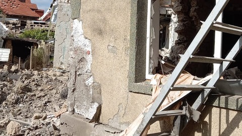 Das Nachbarhaus der Familie in der Ukraine ist zerstört worden.