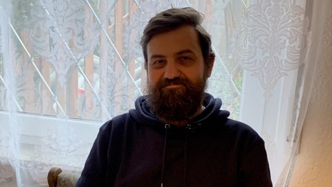 Zu sehen: Der Ukrainer Oleksandr Ivanytskyi, der sich Geflüchtete kümmert.