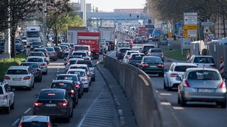 Auf der B14 soll es sich wegen einer Bahnsperrung stauen. Besonders vom Stau betroffen sein wird demnach voraussichtlich der Bereich vor dem Kappelbergtunnel. (Archivbild)