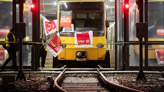 Streikende der Stuttgarter Straßenbahnen AG (SSB) gehen am frühen Morgen zu einem Straßenbahn-Depot.
