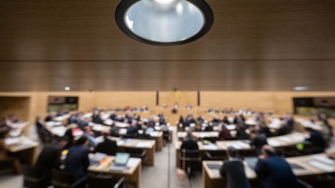 Eine eingeschaltete Deckenleuchte ist während einer Plenarsitzung im Landtag von Baden-Württemberg im Plenarsaal zu sehen. Wenn im Landtag von Baden-Württemberg eine Frau spricht, hören Männer weniger aufmerksam zu.