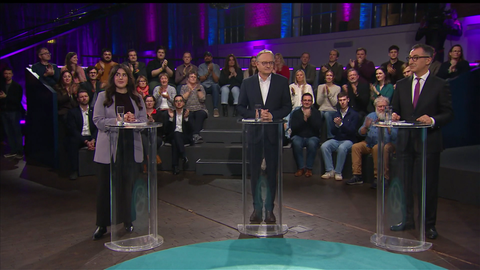Mersedeh Ghazaei, Andreas Stoch und Cem Özdemir stehen bei der SWR-"Wahlarena" an ihren Pulten und beantworten die Fragen der Moderatoren.