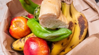 Lebensmittel in einer Mülltüte.