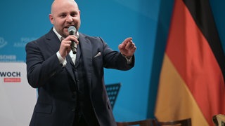 Markus Frohnmaier, Spitzenkandidat für das Amt des Ministerpräsidenten in Baden-Württemberg, spricht beim politischen Aschermittwoch der AfD Bayern.