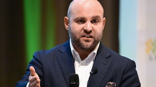 Markus Frohnmaier (AfD), Spitzenkandidat für die Landtagswahl in Baden-Württemberg 2026, spricht bei bei der 35. Mitgliederversammlung des Landesbauernverbandes Baden-Württemberg bei einer Podiumsdiskussion.