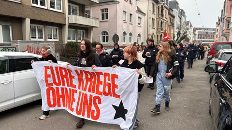 Auch in Ulm sind einige Schülerinnen und Schüler auf die Straße gegangen, um gegen das neue Wehrdienstgesetz zu demonstrieren.