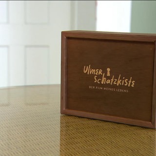 Ein feingearbeitetes Holzkästchen enthält den Computerstick mit dem Erinnerungsvideo.