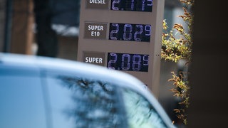 Eine Anzeige an einer Tankstelle zeigt Preise über zwei Euro für Diesel und Benzin. Die gestiegenen Preise treffen nicht nur Verbraucher, sondern auch Speditionen. 
