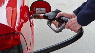 Ein Autofahrer betankt ein Auto. Während in Deutschland die Spritpreise seit Beginn des Iran-Kriegs auf über 2 Euro pro Liter geklettert sind, sind bislang in Frankreich die Preise nur leicht gestiegen. (Symbolbild)