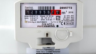 Der Zähler einer Gasheizung. Durch den Irankrieg steigen die Energiepreise auch hierzulande an. Welche Auswirkungen hat das auf Vebraucher mit einer Gasheizung, müssen die sich auf höhere Kosten einstellen?