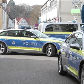 Mehrere Polizeifahrzeuge blockieren eine Straße
