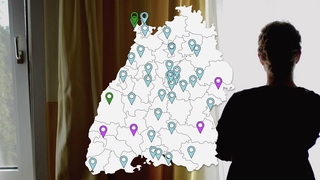 Eine Frau schaut aus dem Fenster. Im Vordergrund ist eine Karte von Baden-Württemberg zu sehen mit bunten Ortsmarkierungen. 