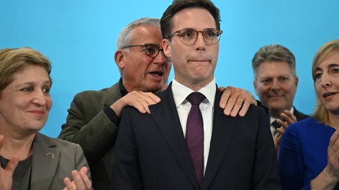 Manuel Hagel (CDU), Spitzenkandidat Landtagswahl Baden-Württemberg, bedankt sich bei seinen Anhängern für den Wahlkampf. 