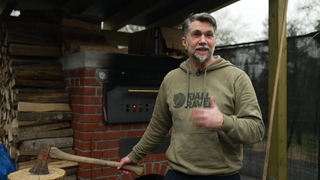 Jugendhausleiter Terje Lange hackt Holz für den Pizza-Ofen.