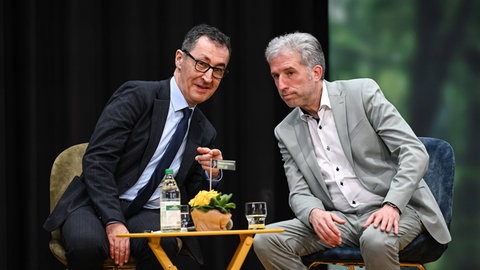 Cem Özdemir (Grüne, li) mit Tübingens Oberbuergermeister Boris Palmer