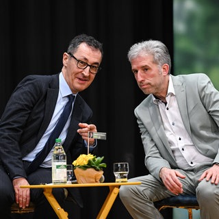Cem Özdemir (Grüne, li) mit Tübingens Oberbuergermeister Boris Palmer