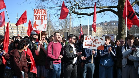 Teilnehmende demonstrieren am 5. März auf dem Schlossplatz in Stuttgart gegen neuen Wehrdienst.
