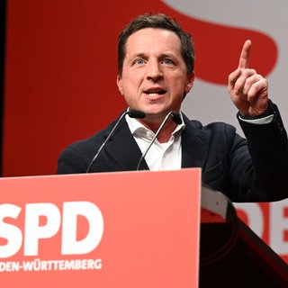 Sascha Binder, Generalsekretär der SPD Baden-Württemberg, spricht in der Oberrheinhalle auf dem Landesparteitag.