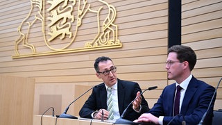 Cem Özdemir (Grüne) und Manuel Hagel (CDU) sitzen nach der Wahl im Plenarsaal des Landtags. Ihr Verhältnis gilt wegen des ungewöhnlich harten Wahlkampfs als zerrüttet.