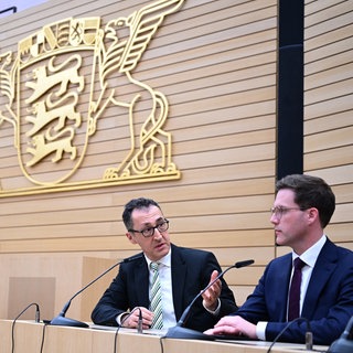 Cem Özdemir (Grüne) und Manuel Hagel (CDU) sitzen nach der Wahl im Plenarsaal des Landtags. Ihr Verhältnis gilt wegen des ungewöhnlich harten Wahlkampfs als zerrüttet.