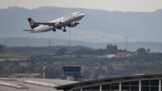 Eine Lufthansa-Maschine startet am Stuttgarter Flughafen. Pilotinnen und Piloten der Lufthansa sind am Donnerstag und Freitag zum Streik aufgerufen. An den Flughäfen in Baden-Württemberg müssen sich Passagiere aber wohl keine Sorgen machen.